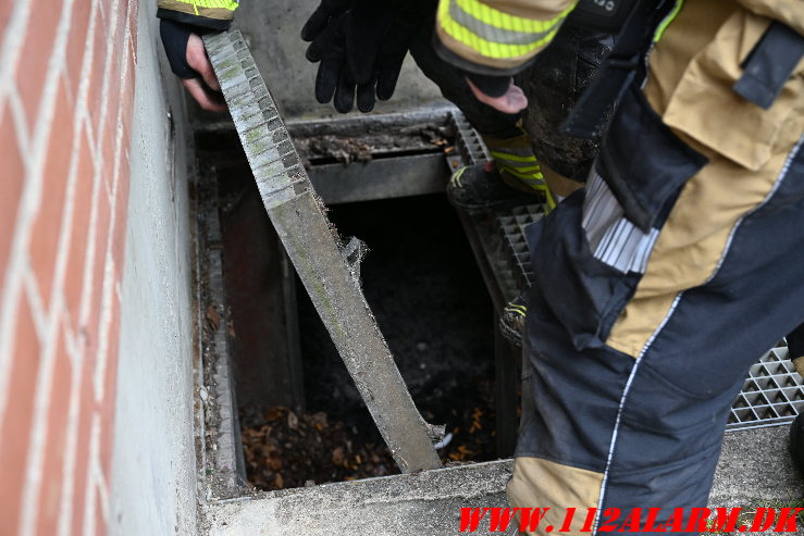 Cigaretskod antændte ild i kælderrist. Volmersgade i Vejle. 15/05-2025. Kl. 13:33.