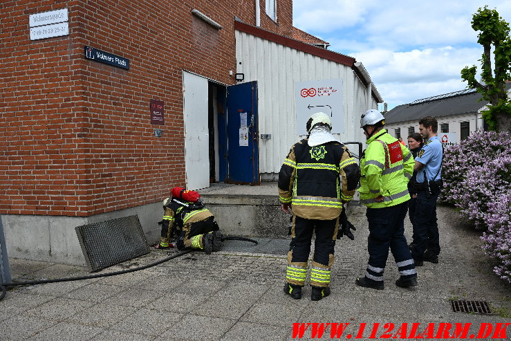 Cigaretskod antændte ild i kælderrist. Volmersgade i Vejle. 15/05-2025. Kl. 13:33.