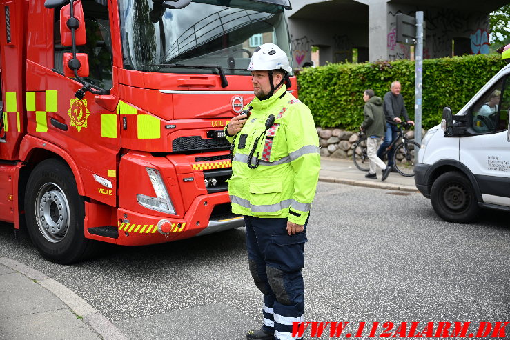 Cigaretskod antændte ild i kælderrist. Volmersgade i Vejle. 15/05-2025. Kl. 13:33.