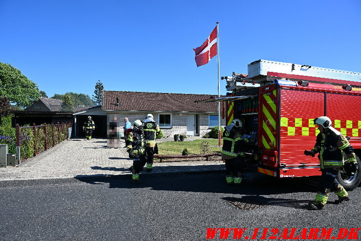 En forbipasserende bemærkede røgen. Birke Allé i Ødsted. 20/05-2025. KL. 15:58.