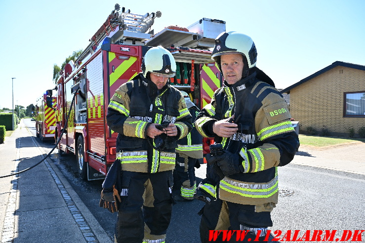 En forbipasserende bemærkede røgen. Birke Allé i Ødsted. 20/05-2025. KL. 15:58.