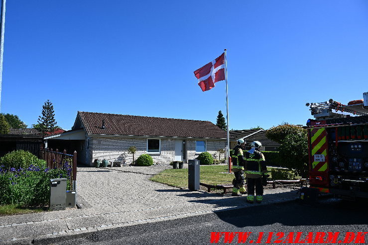 En forbipasserende bemærkede røgen. Birke Allé i Ødsted. 20/05-2025. KL. 15:58.
