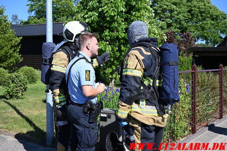 En forbipasserende bemærkede røgen. Birke Allé i Ødsted. 20/05-2025. KL. 15:58.