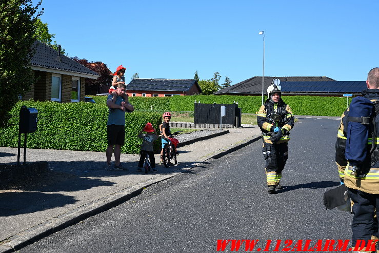 En forbipasserende bemærkede røgen. Birke Allé i Ødsted. 20/05-2025. KL. 15:58.