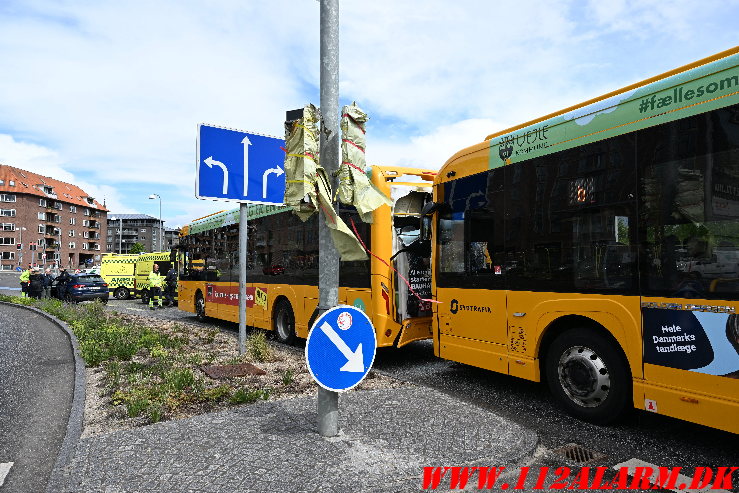 Mindre sammenstød mellem to bybusser. Ejgil Jensens Vej i Vejle. 22/05-2025. KL. 11:54.
