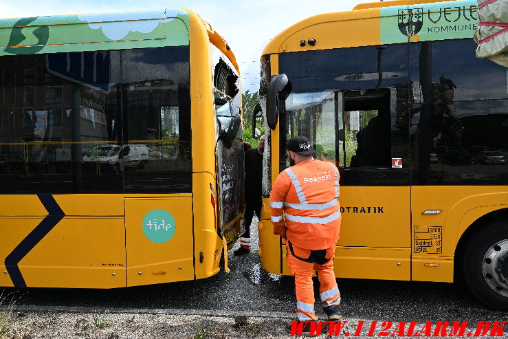 Mindre sammenstød mellem to bybusser. Ejgil Jensens Vej i Vejle. 22/05-2025. KL. 11:54.