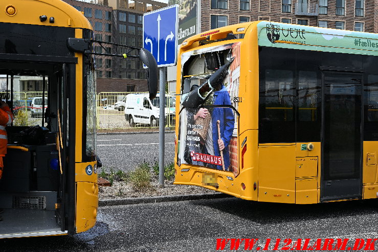Mindre sammenstød mellem to bybusser. Ejgil Jensens Vej i Vejle. 22/05-2025. KL. 11:54.