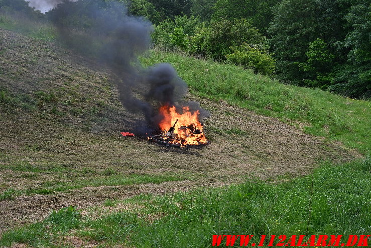 Plæneklipperen i flammer. Jellingvej i Vejle. 30/05-2025. Kl. 12:32.
