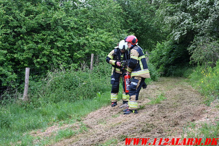 Plæneklipperen i flammer. Jellingvej i Vejle. 30/05-2025. Kl. 12:32.