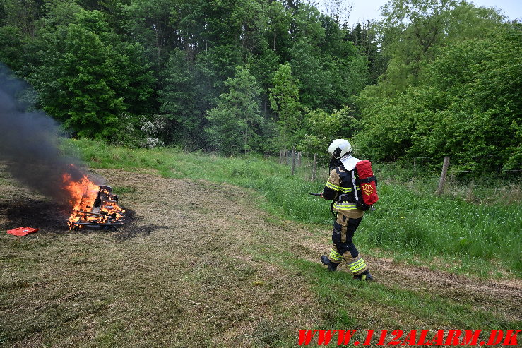 Plæneklipperen i flammer. Jellingvej i Vejle. 30/05-2025. Kl. 12:32.