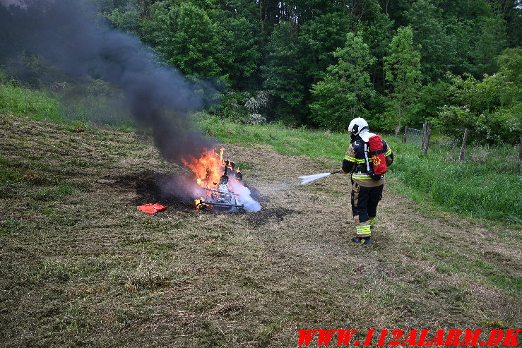 Plæneklipperen i flammer. Jellingvej i Vejle. 30/05-2025. Kl. 12:32.
