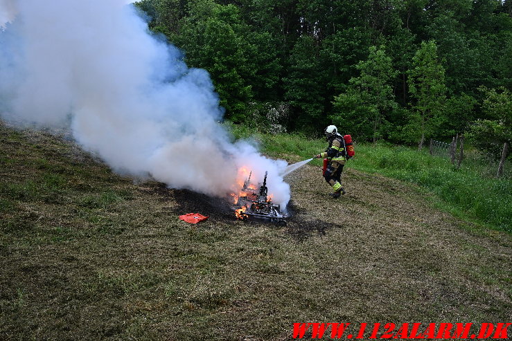 Plæneklipperen i flammer. Jellingvej i Vejle. 30/05-2025. Kl. 12:32.