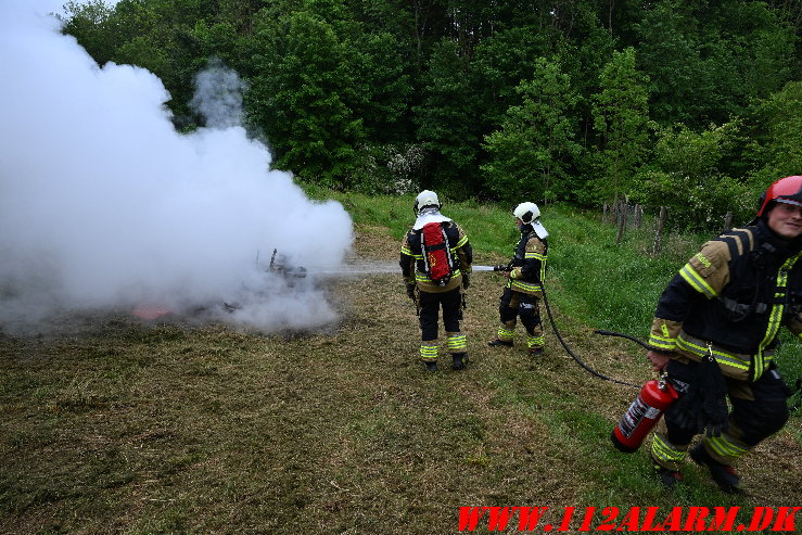 Plæneklipperen i flammer. Jellingvej i Vejle. 30/05-2025. Kl. 12:32.
