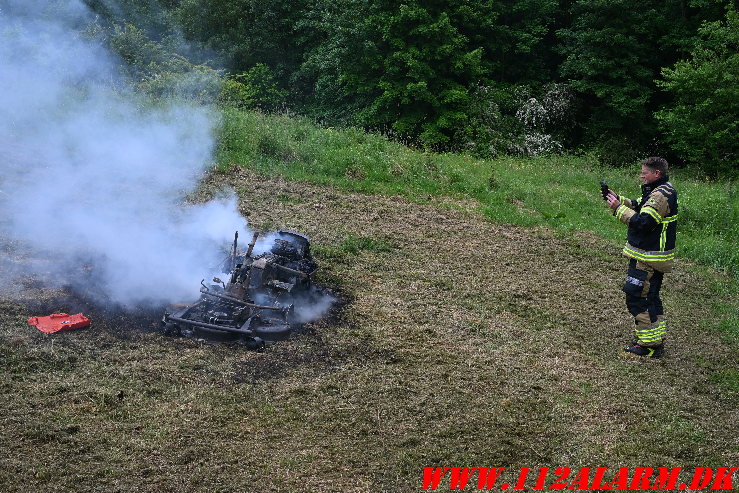 Plæneklipperen i flammer. Jellingvej i Vejle. 30/05-2025. Kl. 12:32.