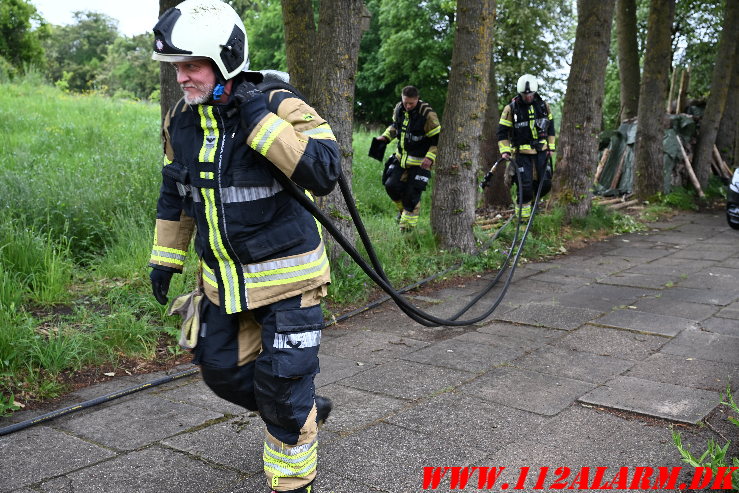 Plæneklipperen i flammer. Jellingvej i Vejle. 30/05-2025. Kl. 12:32.