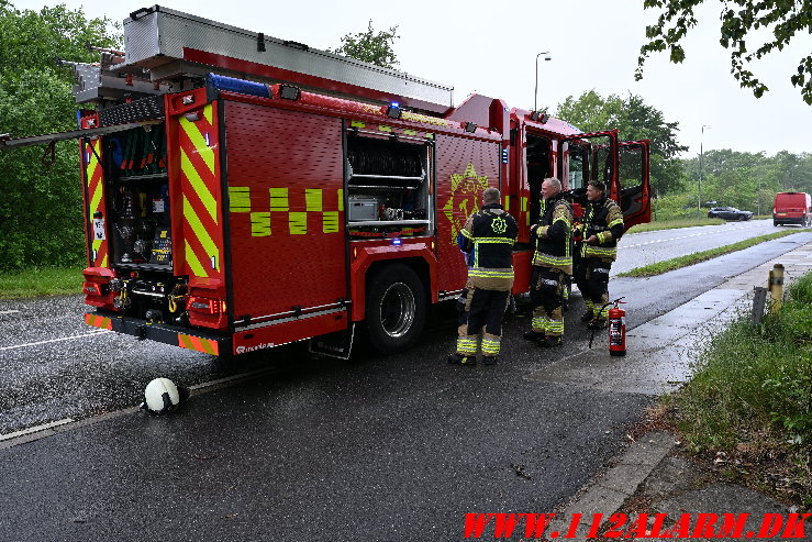 Plæneklipperen i flammer. Jellingvej i Vejle. 30/05-2025. Kl. 12:32.