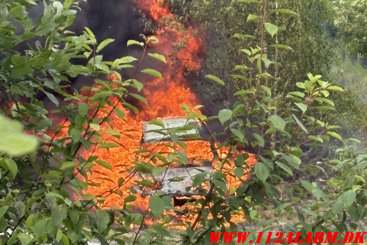 Bil i brand. E45 ved Vejle S. 03/06-2025. KL. 17:39.