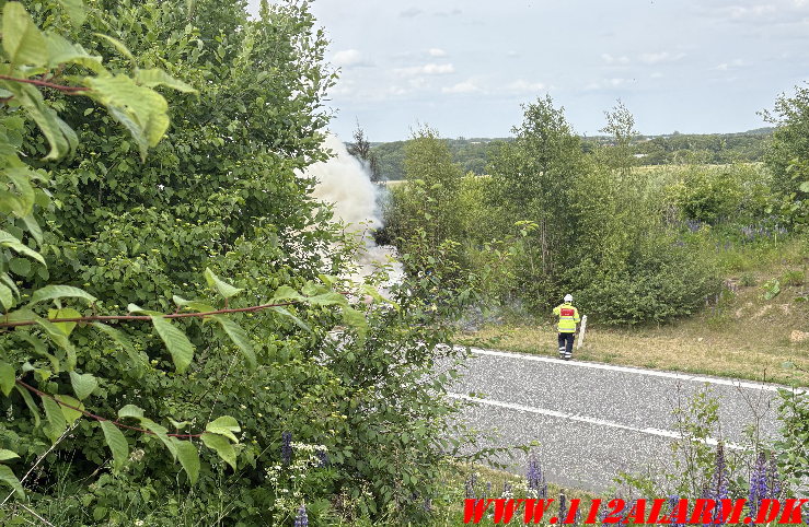 Bil i brand. E45 ved Vejle S. 03/06-2025. KL. 17:39.